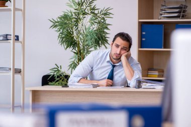 Ofiste çalışan genç bir muhasebeci.