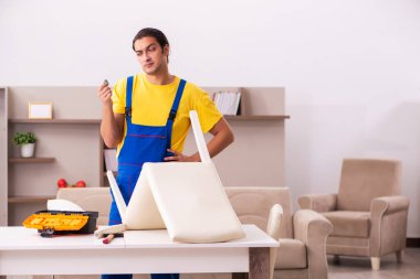 Genç erkek marangoz evde mücevher çalıyor.