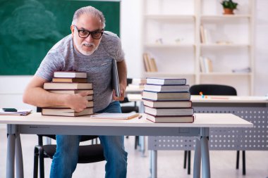 Sınavlara hazırlanan yaşlı bir erkek öğrenci.