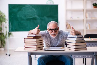 Sınavlara hazırlanan yaşlı bir erkek öğrenci.