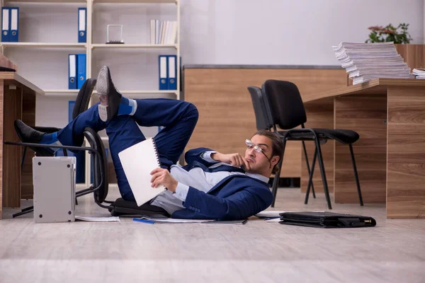 Joven hombre de negocios empleado infeliz con su trabajo — Foto de Stock