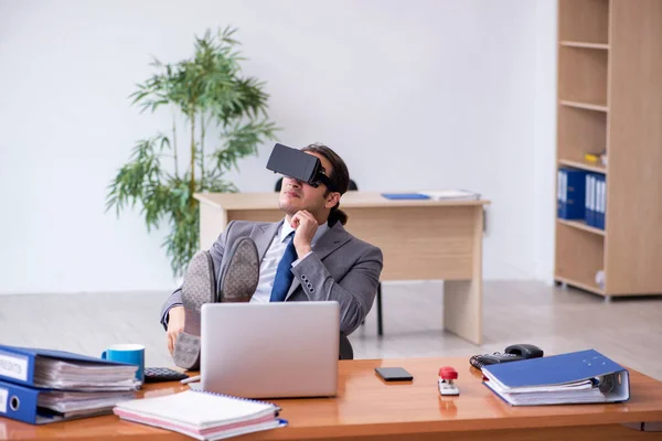 Junge männliche Angestellte mit virtueller Brille im Büro — Stockfoto