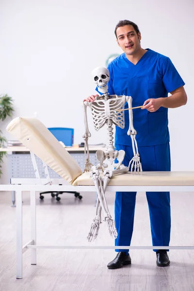 Joven profesor médico masculino demostrando esqueleto — Foto de Stock