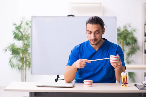 Jonge mannelijke arts leraar tandarts in de voorkant van whiteboard — Stockfoto