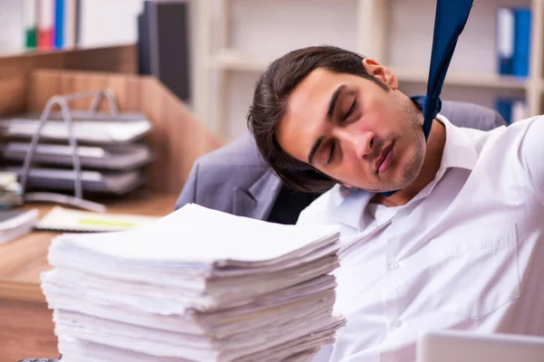 Junge männliche Angestellte unzufrieden mit exzessiver Arbeit im Büro — Stockfoto