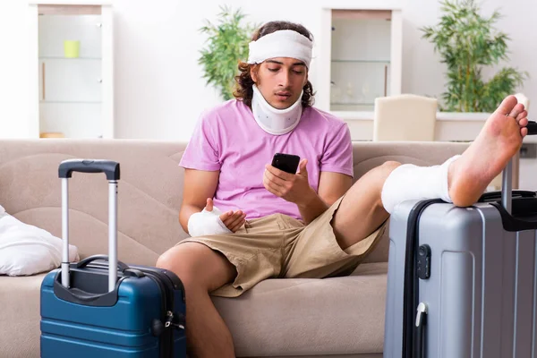 Jovem ferido se preparando para a viagem — Fotografia de Stock