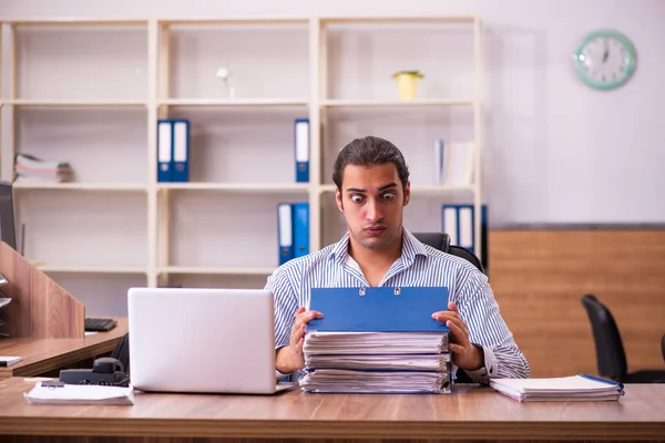 Young male employee working in the office — Stock Photo, Image