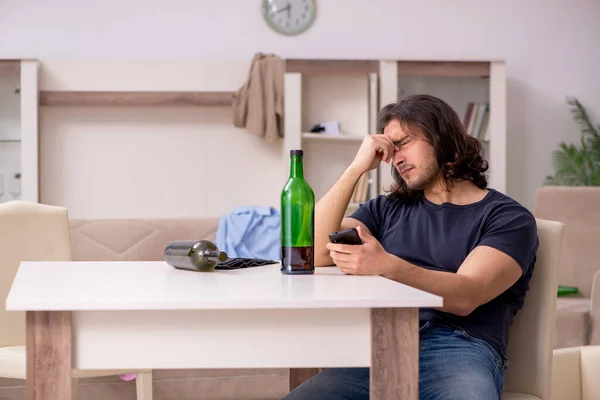 Jovem desempregado bebe álcool em casa — Fotografia de Stock
