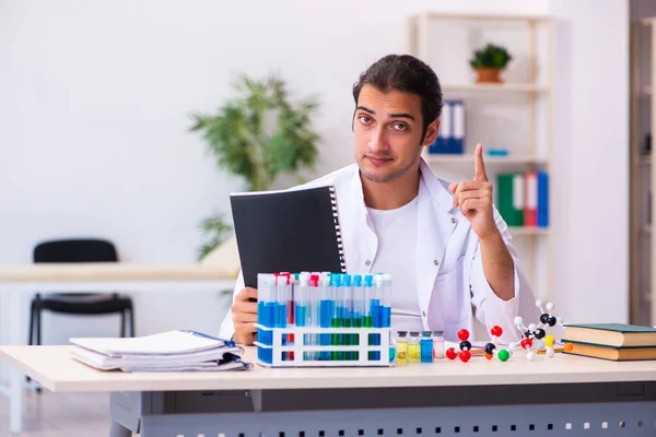 Jonge mannelijke chemicus werkzaam in het lab — Stockfoto