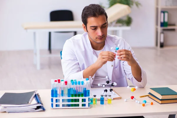 Mladý chemik pracující v laboratoři — Stock fotografie