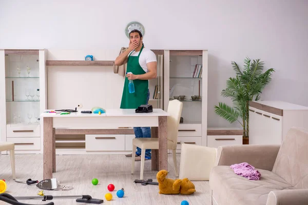 Ung manlig entreprenör städa lägenheten efter barnen fest — Stockfoto