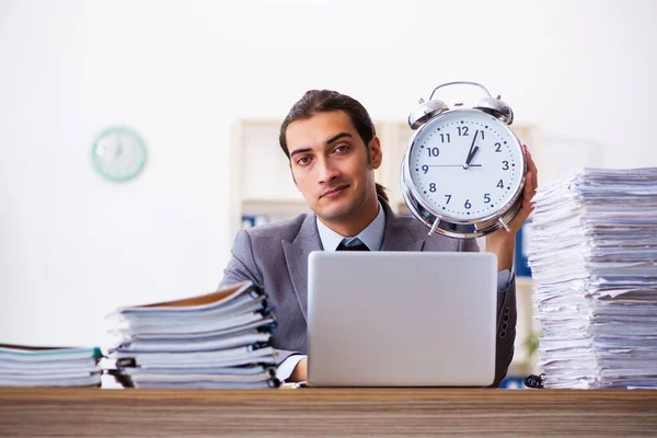 Carga de trabajo empleado masculino en concepto de gestión del tiempo —  Fotos de Stock