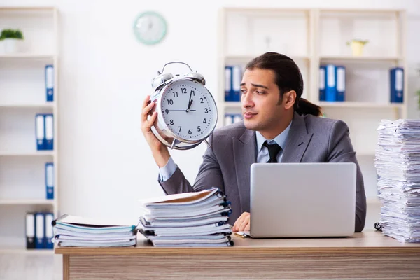 Carga de trabalho masculino empregado no conceito de gerenciamento de tempo — Fotografia de Stock