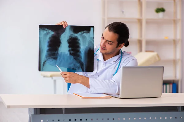 Jonge mannelijke arts radioloog werkzaam in de kliniek — Stockfoto