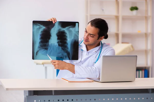 Mladý lékař radiolog pracující na klinice — Stock fotografie