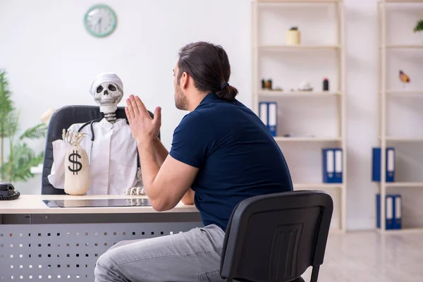 Junger Mann besucht toten Arzt in teurem Medikamentenkonzept — Stockfoto