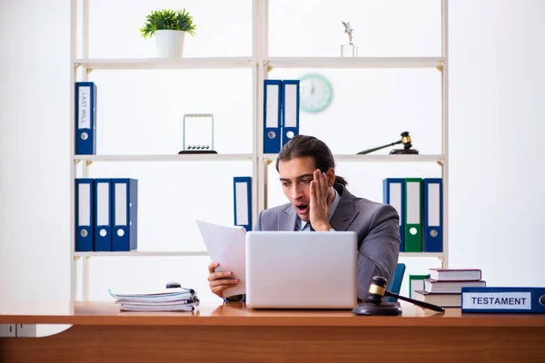 Jonge mannelijke advocaat zit in het kantoor — Stockfoto