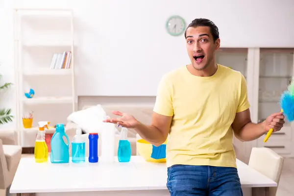 Jonge mannelijke aannemer doet huishoudelijk werk thuis — Stockfoto