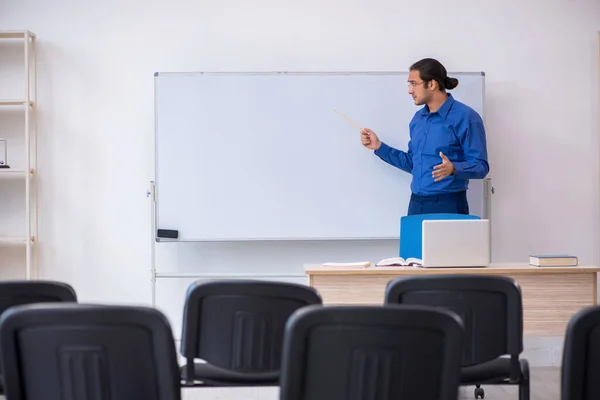 Jonge mannelijke business trainer maakt presentatie tijdens pandemie — Stockfoto