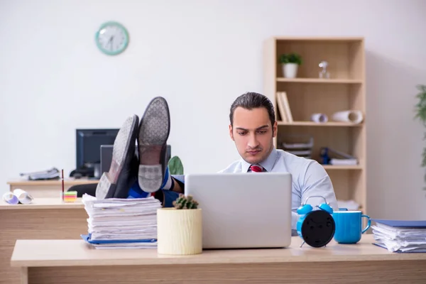 Jeune employé masculin dans le concept de gestion du temps — Photo