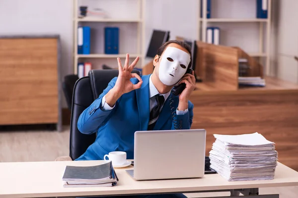 Jonge mannelijke werknemer draagt maskers in het kantoor — Stockfoto