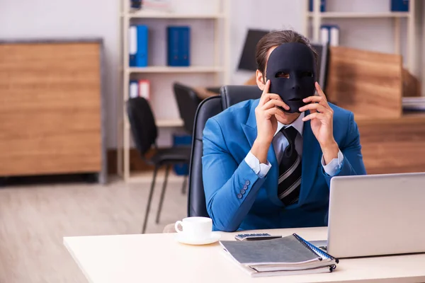Junge männliche Angestellte mit Masken im Büro — Stockfoto
