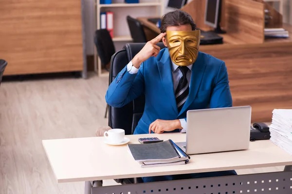 Jeune employé masculin portant un masque triste au bureau — Photo