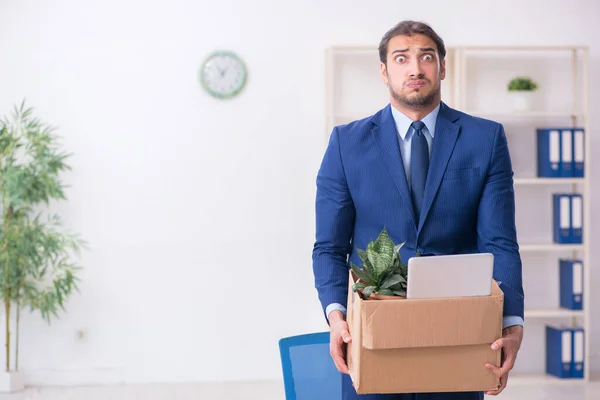 Ung mand bliver fyret fra sit arbejde - Stock-foto