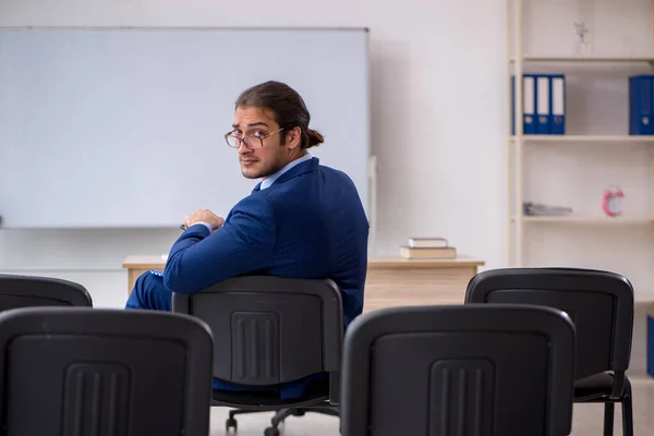 Salgın sırasında ofiste genç bir erkek eğitmen var. — Stok fotoğraf