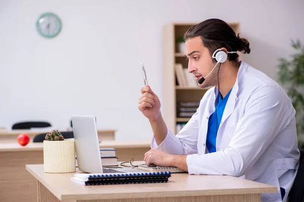 Joven doctor en concepto de telemedicina — Foto de Stock