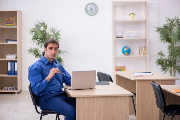 Joven profesor en concepto de tele-educación —  Fotos de Stock