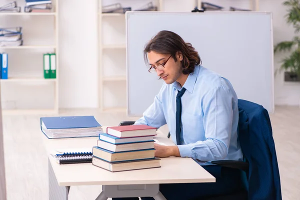 Jonge zakenman studeert op het werk — Stockfoto