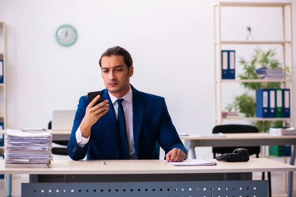 Giovane dipendente maschile che lavora in ufficio — Foto Stock