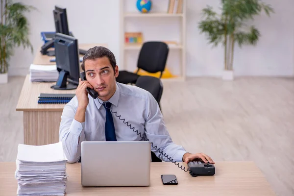 Joven empleado masculino sentado en la oficina — Foto de Stock