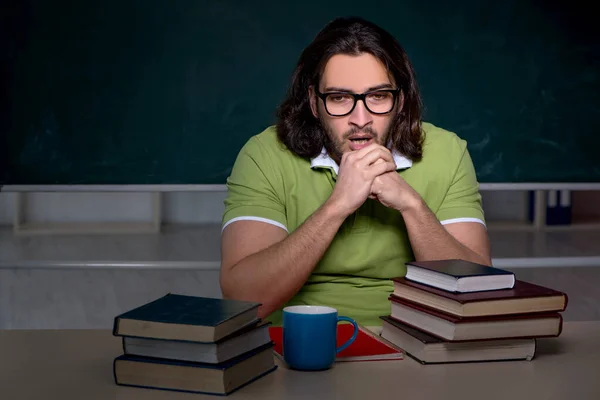 Joven estudiante masculino preparándose para los exámenes en el aula —  Fotos de Stock