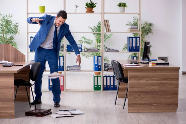 Giovane uomo d'affari dipendente sul posto di lavoro — Foto Stock