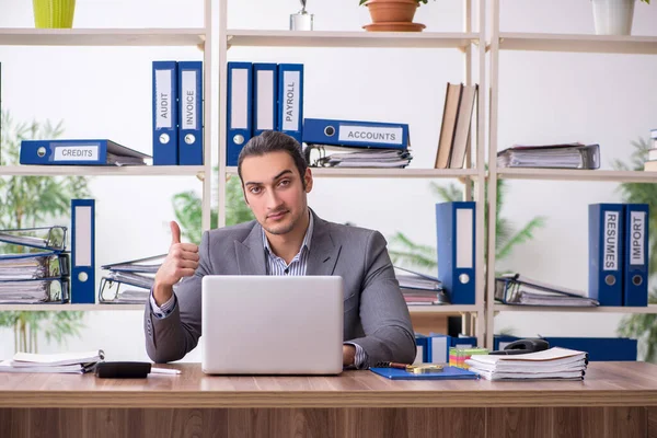 Jonge mannelijke werknemer zakenman op het werk — Stockfoto