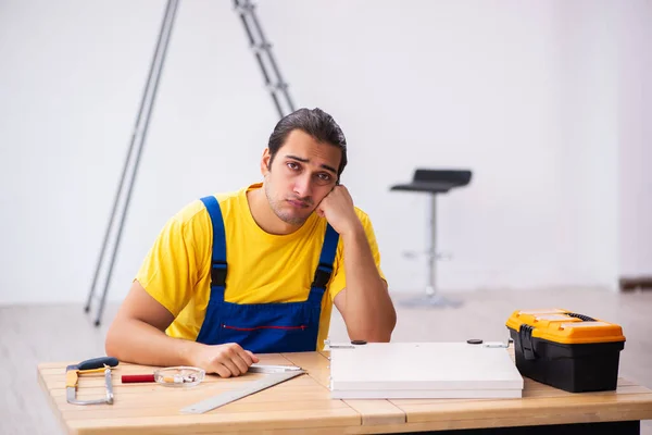 Young male carpenter working indoors — Stock Photo, Image