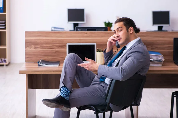 Jonge mannelijke werknemer werkzaam in het kantoor — Stockfoto