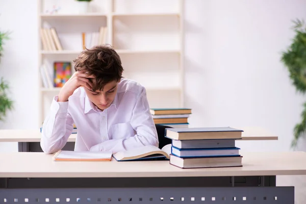 Skolpojke förbereder sig för tentor i klassrummet — Stockfoto