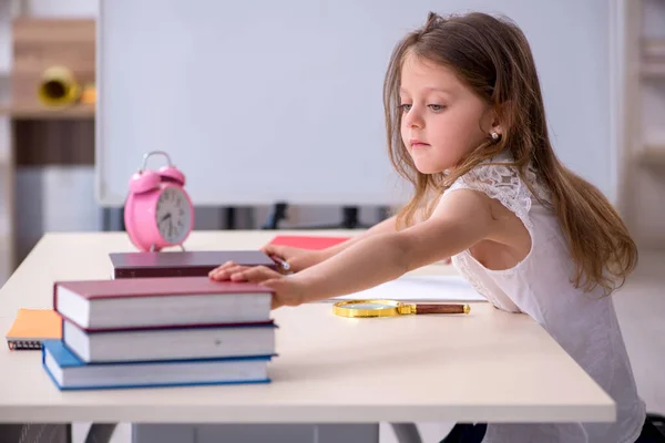 Menina pequena se preparando para exames em casa — Fotografia de Stock