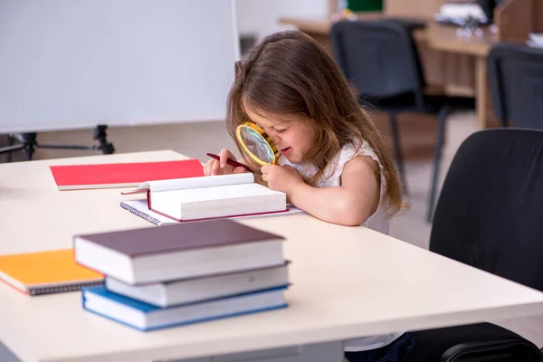 Niña pequeña preparándose para los exámenes en casa — Foto de Stock