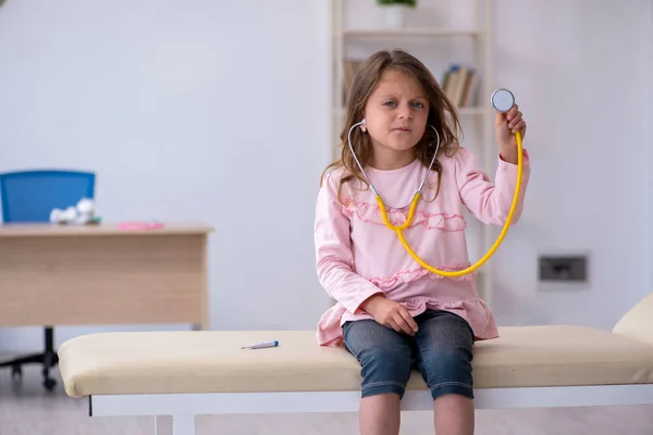 Stetoscopio per bambina in attesa di un medico in clinica — Foto Stock
