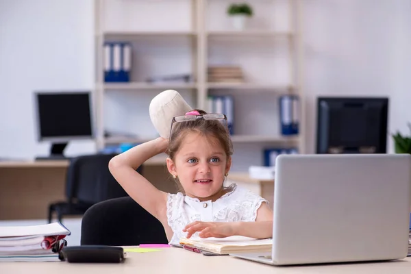 Αστείο μικρό κορίτσι που λαμβάνει μισθό στο γραφείο — Φωτογραφία Αρχείου