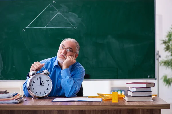 Viejo profesor de matemáticas masculino en concepto de gestión del tiempo — Foto de Stock