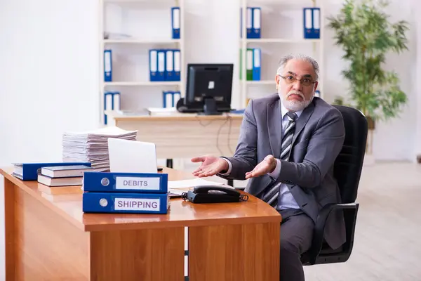 Homem velho empresário empregado que trabalha no escritório — Fotografia de Stock