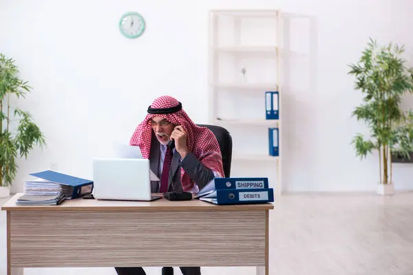 Мужчина, арабский бухгалтер, читает газету о своем увольнении — стоковое фото