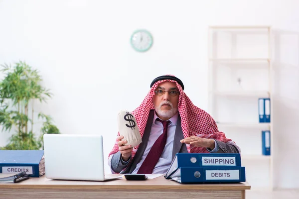 Gardien de livres arabe masculin dans le concept de retraite — Photo
