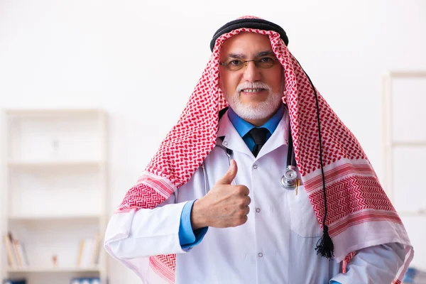 Gammal arab läkare som arbetar på kliniken — Stockfoto