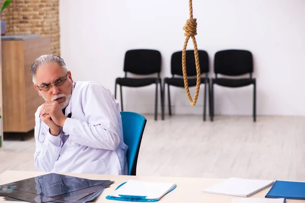 Vecchio medico maschio che si suicida sul posto di lavoro — Foto Stock